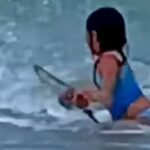 El aterrador momento en que una niña corre por su vida mientras es perseguida por un tiburón