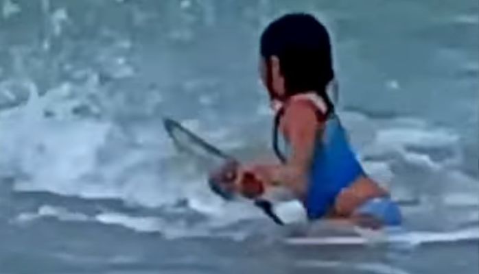 El aterrador momento en que una niña corre por su vida mientras es perseguida por un tiburón